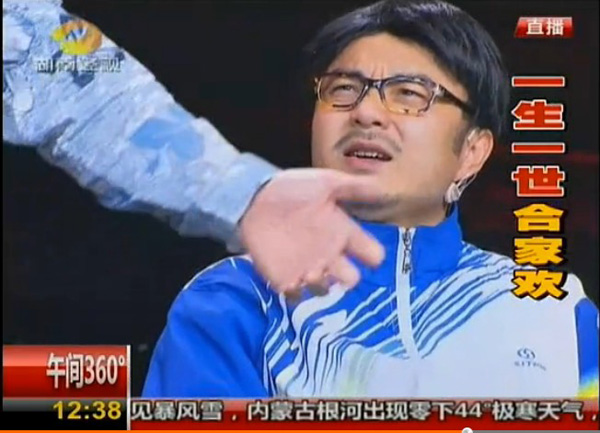 2013年湖南经视跨年喜乐会--汪涵着装焦点娱乐品牌运动服